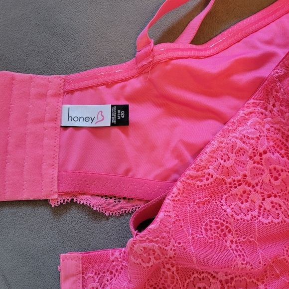 This brand new bra is a 42D but fits a 42H-I - Picture 5 of 5
